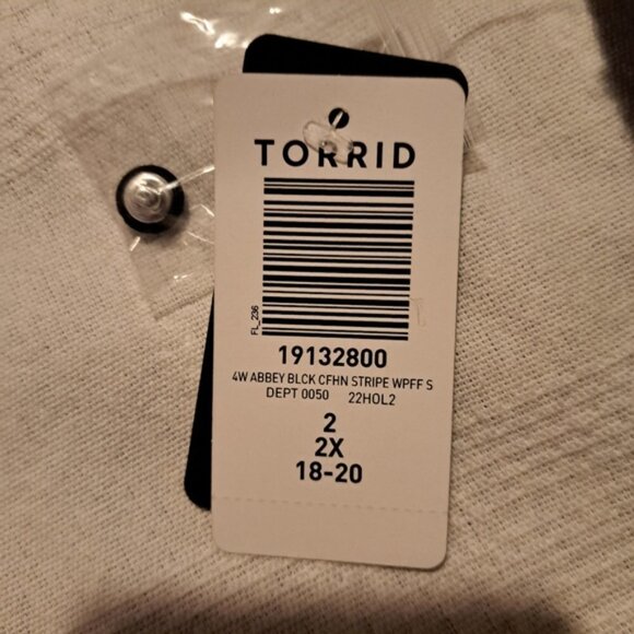 Torrid size 2 2X Abbey Lurex Chiffon Puff short sleeved top, New - Picture 8 of 10